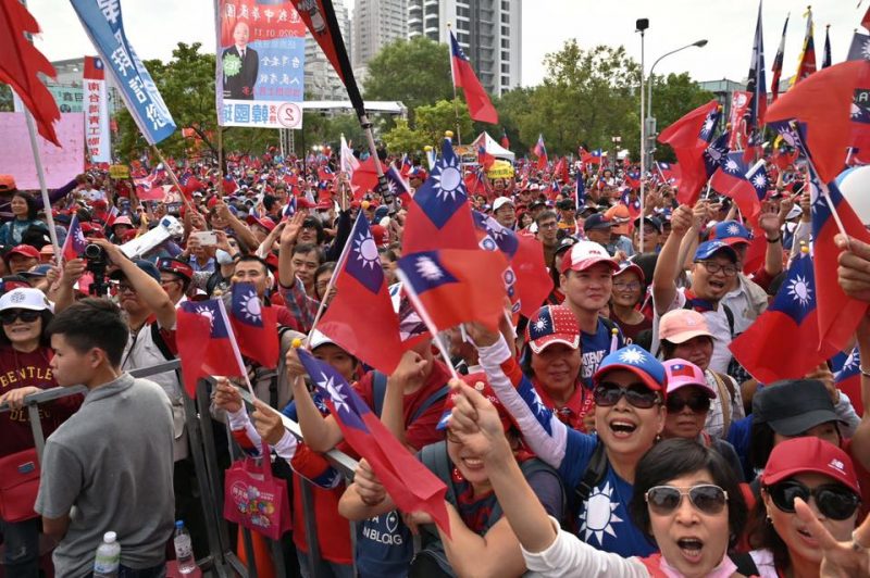 Une foule de partisans du Kuomintang agite des drapeaux de Taïwan